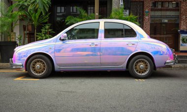 Singapur-09 Haziran 2018: Parlak pembe ve mavi klasik araba geleneksel sokağa park edildi