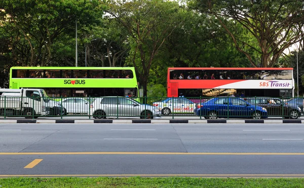 Singapour-04 JUIN 2018 : Singapour bus public coloré sur la route vue de côté — Photo