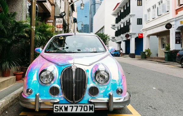 Singapour-09 JUIN 2018 : Voiture vintage rose et bleu brillant garée dans la rue traditionnelle — Photo