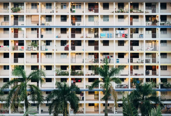 Singapur-11 JUN 2018: Vista de día de fachada HDB de edificio residencial de alta densidad de Singapur —  Fotos de Stock