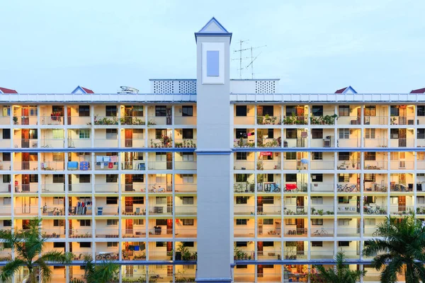 Singapore-11 JUN 2018:Singapore high density residential building HDB facade night view — Stock Photo, Image