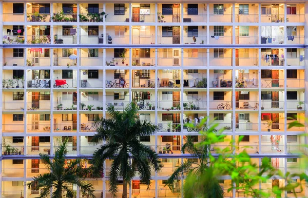 Singapur-11 JUN 2018: Singapur edificio residencial de alta densidad HDB fachada vista nocturna —  Fotos de Stock