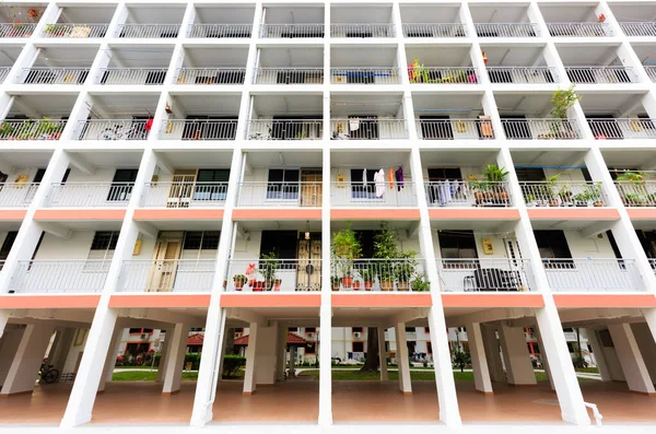 Singapur-14 JUN 2018: vista de día de fachada HDB de edificio residencial de alta densidad de Singapur — Foto de Stock