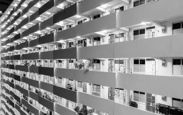 Singapur-1 MAYO 2018: ventana de fachada de edificio residencial y pasillo en la noche —  Fotos de Stock