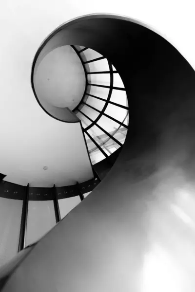 Zwart en wit kleur spiraalvormige trap uitzicht van onderen — Stockfoto