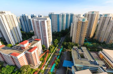 Singapur yüksek yoğunluklu yerleşim alanı gündüz hava görüntüsü