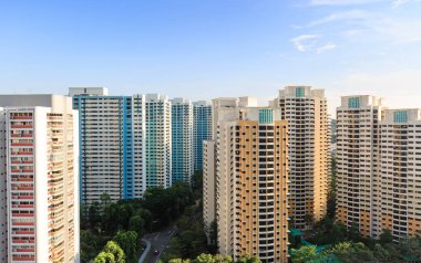 Singapur yüksek yoğunluklu yerleşim alanı gündüz hava görüntüsü