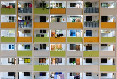 Singapur yerel konut binası Hdb ön cephe gece görüntüsü