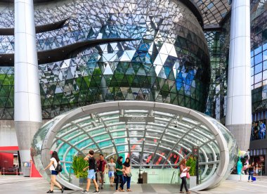Singapur-06 Mayıs 2018: İon AVM Meyve Bahçesi 'nde yürüyen merdivene giriş