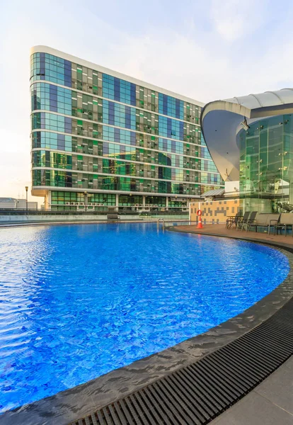 Singapur-07 maja 2018: mały basen w kształcie łuku pod widokiem na budynek biurowy — Zdjęcie stockowe