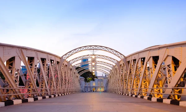 Σιγκαπούρη-04 Απρ 2018: Γέφυρα Άντερσον με μεταλλικές κατασκευές κοντά στον κόλπο της Μαρίνας στο ηλιοβασίλεμα — Φωτογραφία Αρχείου