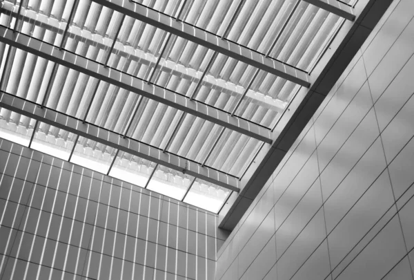 Retroiluminado techo con persianas, el sol brilla entra — Foto de Stock