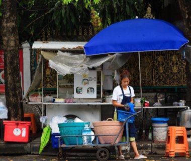 Bangkok, Tayland-31 Mar 2018: Bangkok 'ta yiyecek tezgahı kuran sokak işportacısı