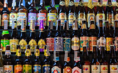 Bangkok, Tayland-31 Mar 2018: Gıda rafında çeşitli yerel içecekler sergileniyor