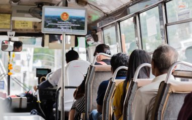 Bangkok, Tayland-01 Nisan 2018: Bangkok 'ta klasik otobüsün yolcusu