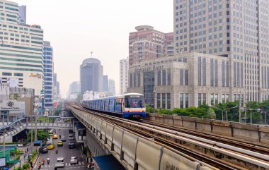 Bangkok, Tayland-02 Nisan 2018: Bangkok 'taki Demiryolu ve Yüksek Binalar