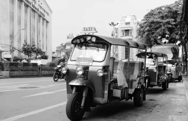 Bangkok, Tailandia-31 MAR 2018: Tuk Tuk taxi de Tailandia espera a un pasajero —  Fotos de Stock