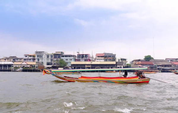 Bangkok, Tailandia-31 MAR 2018: Los turistas barco en la famosa vista del río Chao Phraya en Bangkok, Tailandia — Foto de Stock