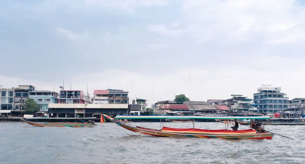 Bangkok, Tailandia-31 MAR 2018: Los turistas barco en la famosa vista del río Chao Phraya en Bangkok, Tailandia — Foto de Stock