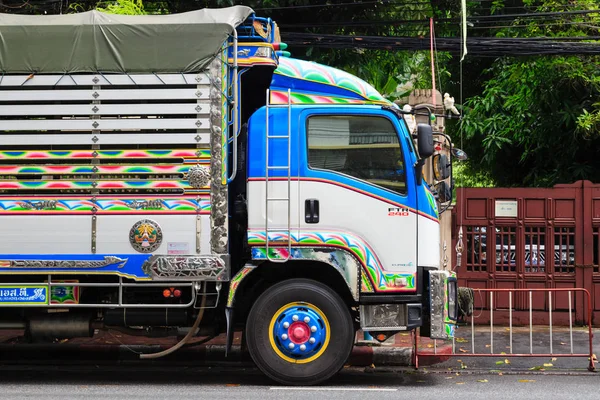 Bangkok, Thaïlande-31 MAR 2018 : camion de peinture coloré de style vintage stationné sur le côté de la rue — Photo