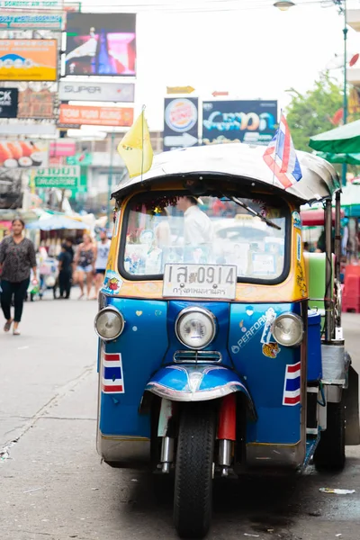 Bangkok, Tailandia-31 MAR 2018: Tuk Tuk taxi de Tailandia espera a un pasajero —  Fotos de Stock