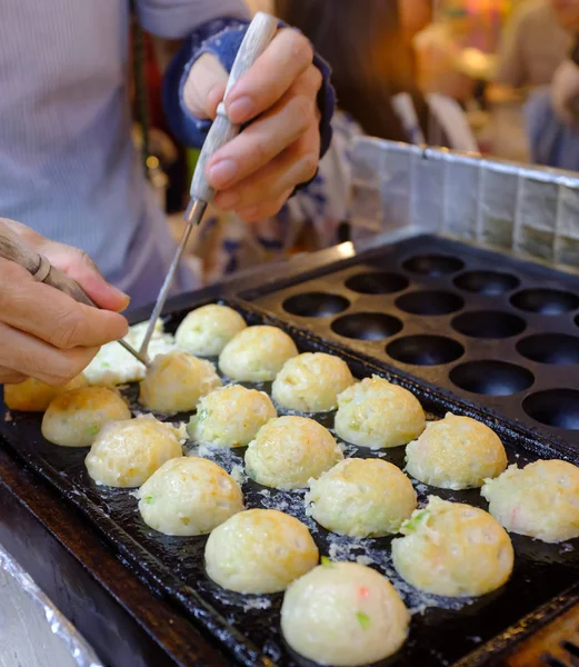 Tayland ve yerel satıcı Ratchada tren pazarında Octopus topu Takoyaki yapıyor. — Stok fotoğraf