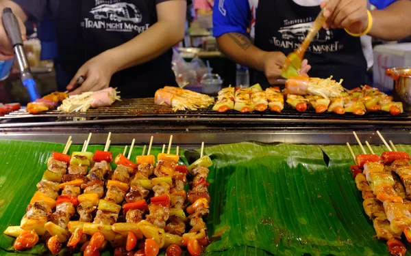 Bangkok, Tayland-31 Mar 2018: Aşçılar gece pazarında kebap pişiriyor — Stok fotoğraf