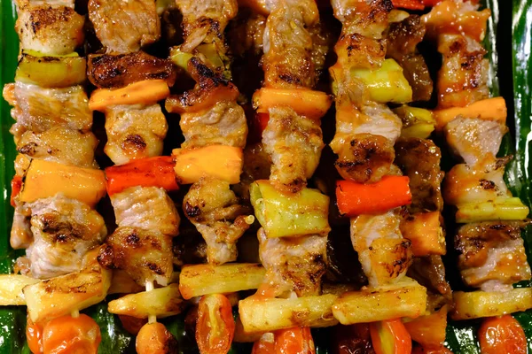 Sebze manzaralı tavuk ve domuz kebabı. — Stok fotoğraf