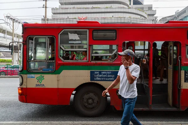 Bangkok, Thaïlande-01 avril 2018 : vieux bus vintage à l'arrêt de bus à Bangkok — Photo