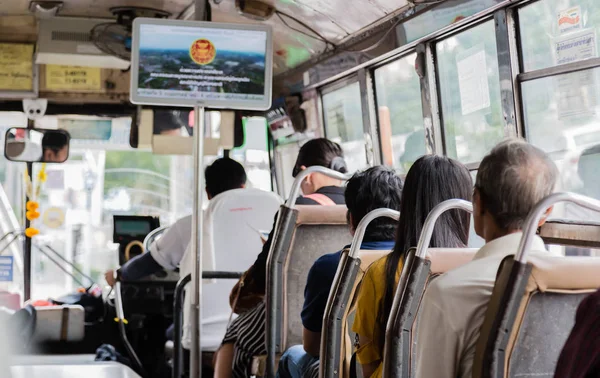 Bangkok, Thaïlande-01 avril 2018 : Passager en bus vintage à Bangkok — Photo