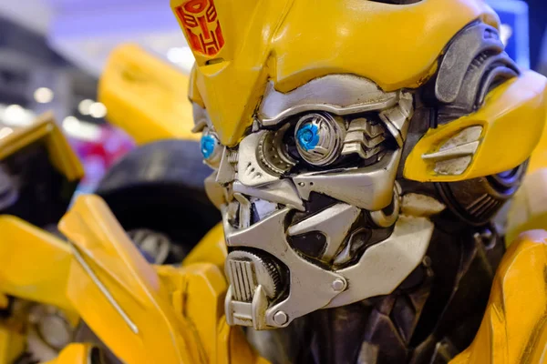 Bangkok, Thailand-01 Apr 2018: Replica of Bumblebee from The Transformers на виставці на відкритій площі — стокове фото