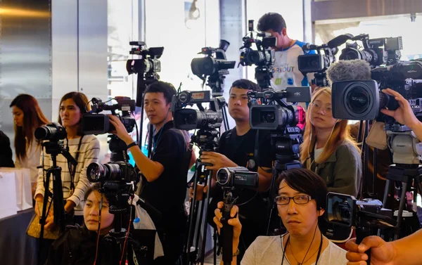 Bangkok, Tajlandia-02 Kwi 2018: Wielu operatorów kamer wideo pracuje — Zdjęcie stockowe