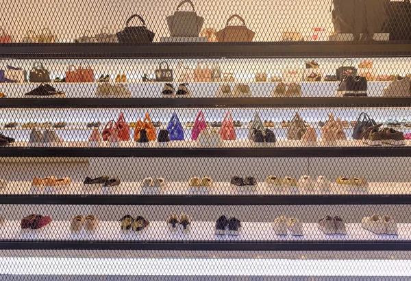 बैंकॉक, थाईलैंड-02 एपीआर 2018: एक शानदार दुकान दृश्य में लक्जरी जूते और हैंडबैग — स्टॉक फ़ोटो, इमेज