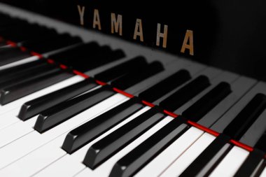 Singapur-03 Mar 2018: Yamaha marka modern piyano klavyesi yakın plan görünümü
