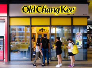Singapur-09 Mar 2018: Singapur geleneksel sokak yemekleri dükkanı, Old Chang Kee