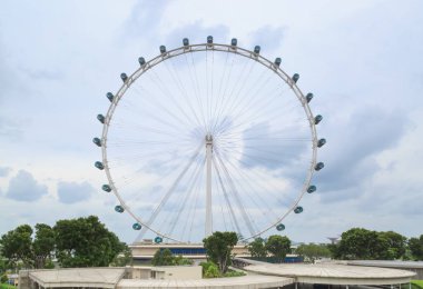 Singapur-10 Mar 2018: Singapur Flyer dönme dolabı bulutlu gökyüzünde