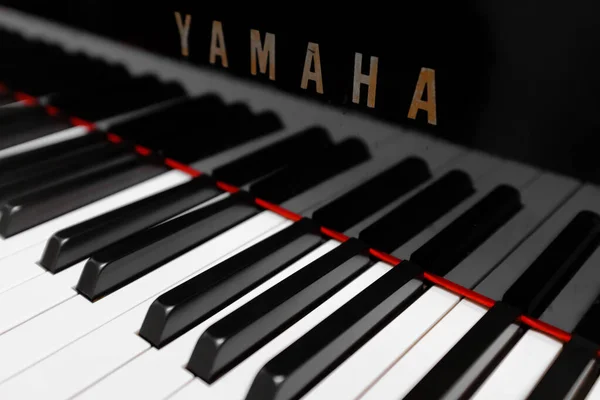 Singapur-03 MAR 2018: YAMAHA brand modern piano keyboard closeup ver fondo — Foto de Stock
