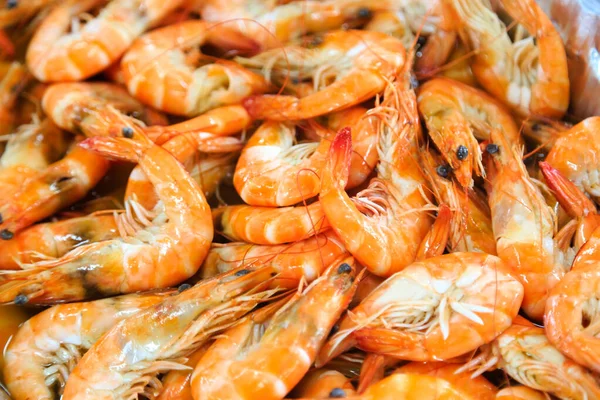 Grandes crevettes méditerranéennes rouges cuites pour le fond du dîner — Photo