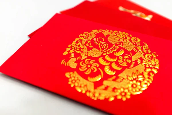 Perro chino año nuevo paquete rojo exhibición sobre fondo blanco —  Fotos de Stock