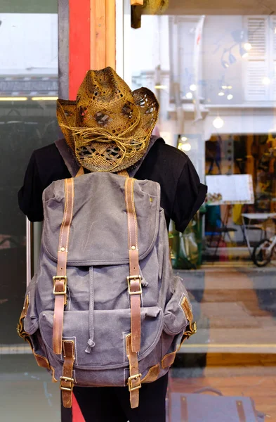 Figura de exhibición de equipo de hombre viajero, incluye sombrero vintage, mochila —  Fotos de Stock