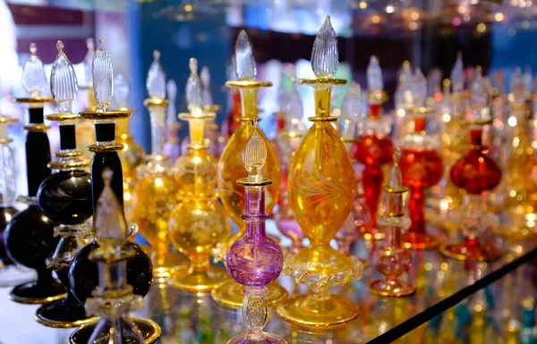 Frascos de perfume de óleo essencial colorido em uma vitrine — Fotografia de Stock