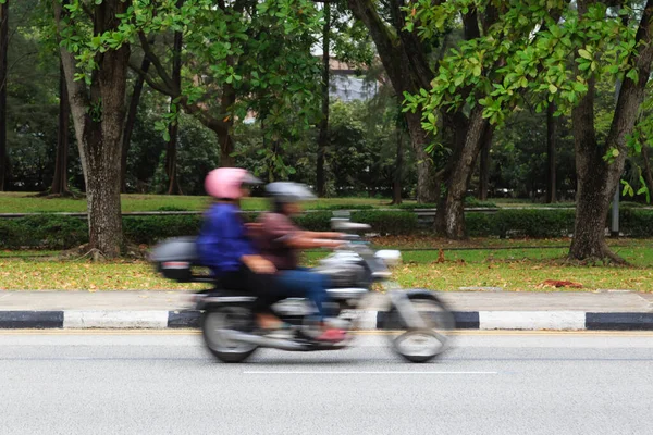 Motocycliste sur la route forestière ville mouvement vue floue — Photo