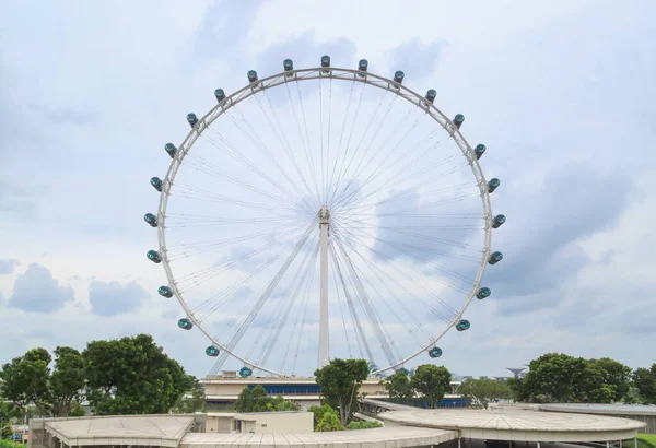 Singapore-10 mrt 2018: Singapore Flyer Ferris wiel in bewolkte lucht — Stockfoto