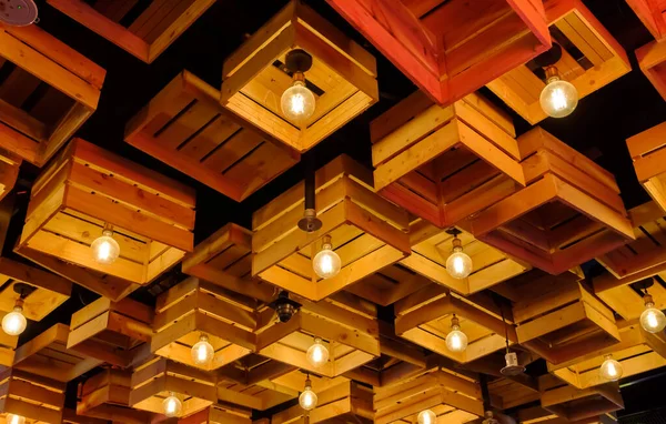 Singapore-16 MAR 2018: lampade appese sul tetto in legno stile industriale — Foto Stock