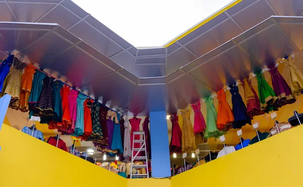 Singapore-17 MAR 2018: Singapore Tekka Centre Indian shopping mall ,the colorful skirts display on the window — Stock fotografie