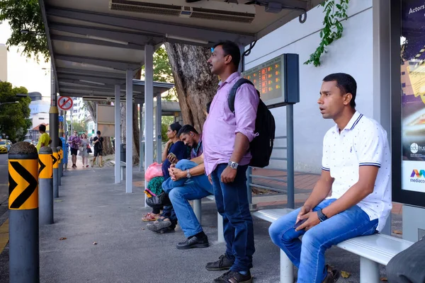Singapour-17 MAR 2018 : Les Indiens attendent le bus à l'arrêt de bus — Photo