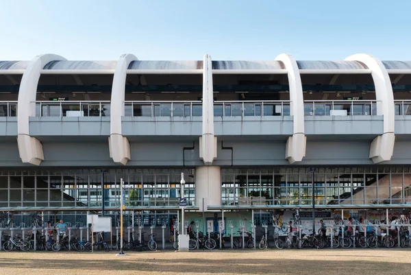 Singapur-24 Mar 2018: Widok frontowej fasady budynku Mrt Station w Singapurze — Zdjęcie stockowe
