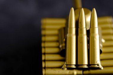 Siyah arkaplandaki mermi fişekleri