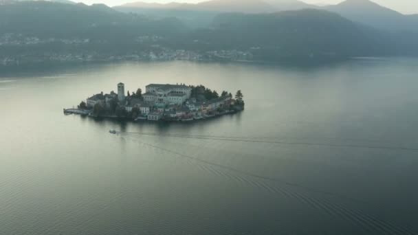 Ostrov San Giulio Nad Jezero Orta Střílel Sunset Letecké Zobrazení — Stock video