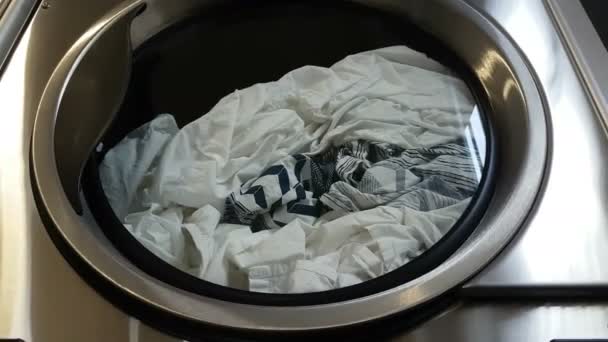 Çamaşır Kurutma Makinesi Çalışma Görüntüleri Bir Çamaşırhane Içinde Çekilen — Stok video